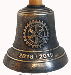Une cloche en bronze personnalie avec le logo du rotary club international et une inscriptionu pour un baptme