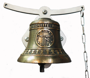 cloche en bronze avec sa monture oscillante pour une cour d'cole