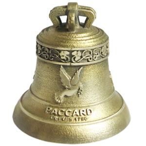 Une cloche en bronze presonnalise  comme cadeau pour un baptme